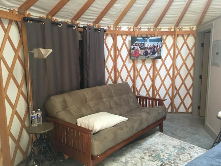 Plum Point Lodge Yurt 4 Yourtes à louer à Himrod, New York, États