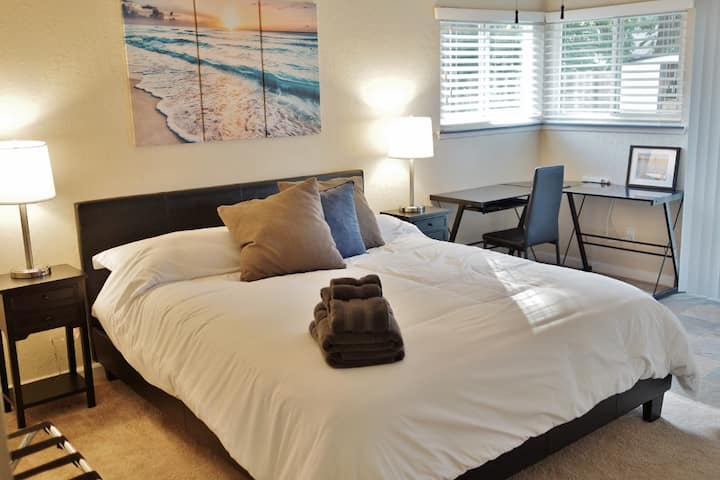 Në këtë dhomë gjumi të rehatshme Master mund të flesh në këtë krevat të mrekullueshëm Cal King me jastëk. Ka një tavolinë, dollap dhe dollap për t 'u përdorur. Të dy llambat kanë porte USB. Mund të dalësh në pishinë ose në banjën kryesore.