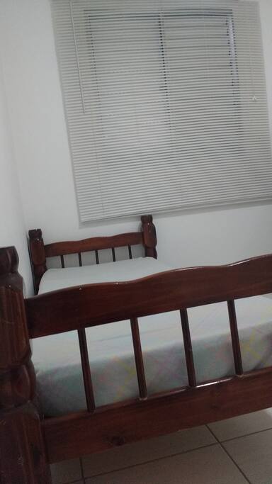 Quarto com cama de solteiro