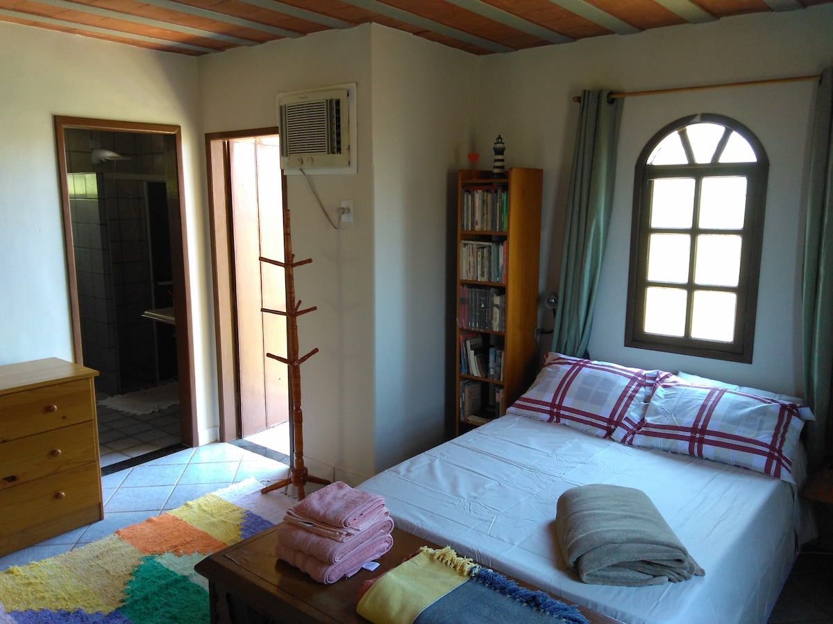 01 Suite (habitación doble) con 01 cama doble para 02 huéspedes. Ventilador de techo y aire acondicionado Split. Ofrecemos a los huéspedes ropa de cama (protector de colchón, sábana elástica, sábana de cubierta, manta, 4 almohadas y fundas de almohada).