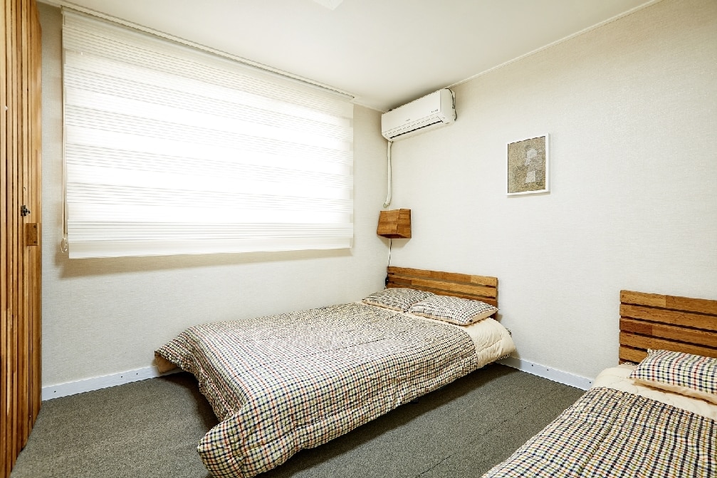 Kila chumba katika Equu kina muundo mkubwa. Chumba kikuu cha kulala
pia kina dirisha kubwa.