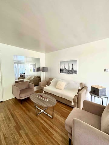 Spacious Apartment-Beverly Hills