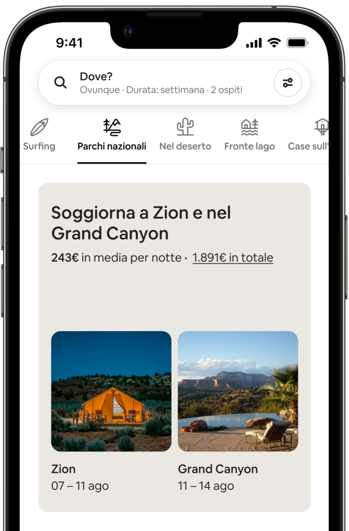 Lo schermo di un telefono cellulare mostra un Soggiorno collegato della categoria Parchi nazionali. Lo schermo dice "Soggiorna a Zion e nel Grand Canyon", insieme al prezzo del viaggio proposto. Sotto sono riportate due foto affiancate. La foto di Zion mostra una tenda ampia e luminosa sotto un cielo scuro. La foto del Grand Canyon mostra una piscina all'aperto con vista sulle montagne. Ogni foto è accompagnata da una didascalia che indica chiaramente che l'ospite trascorrerà 4 giorni a Zion, seguiti da 3 giorni nel Grand Canyon.
