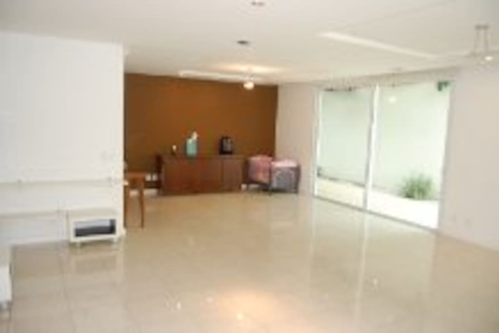Ampla sala de visita