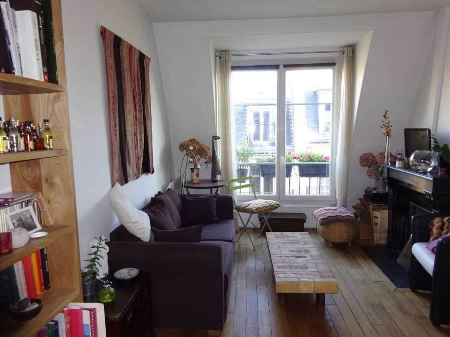Pièce principale spacieuse, avec beau parquet et cheminée