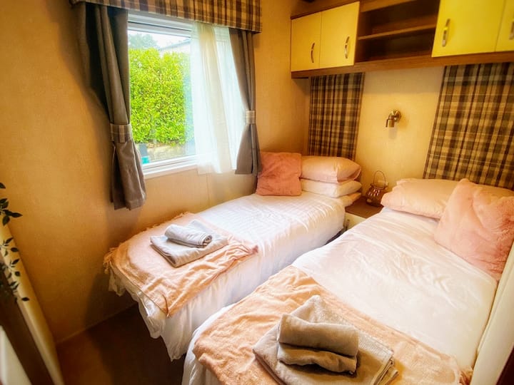 1 des 2 chambres lits jumeaux, avec armoire suspendue, placards de rangement, miroir et vue privée - oreillers et literie fraîche inclus avec séjour, y compris les lits doubles si vous souhaitez détendre les lits !...