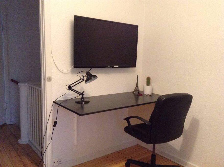 Arbejdsplads med skrivebord og stol. Mulighed for at se fjernsyn ialt 32 kanaler