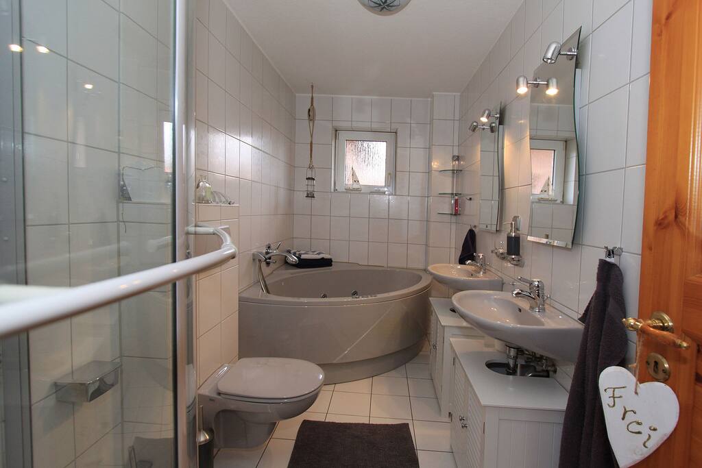 Badezimmer mit Whirlpool, Dusche, Wc und 2 Waschbecken