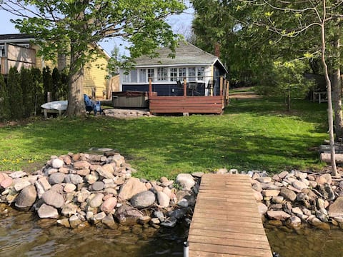 Cozy, Quirky and Modern Lakefront Cottage
