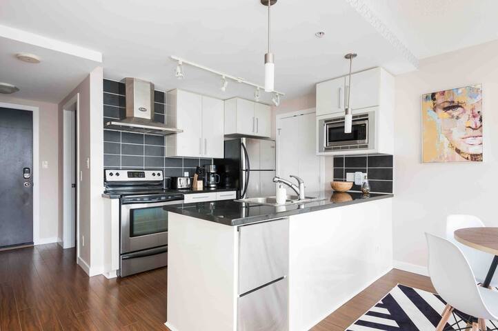 GORGEOUs Best Location, POOL and stunning views gallery image 3