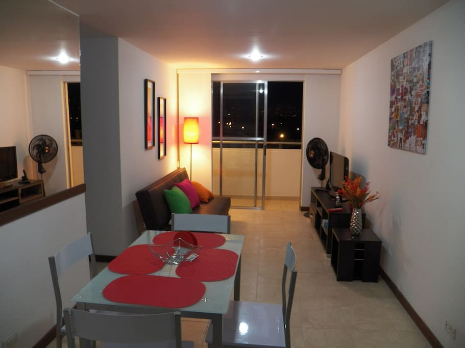 Hermoso salon comedor con television internacional