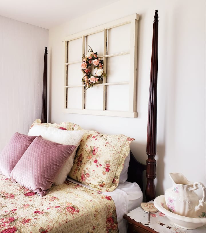 Спална соба бр. 2 - оваа аголна спална соба се наоѓа на ниво на подрум и има најубав поглед на пристаништето 