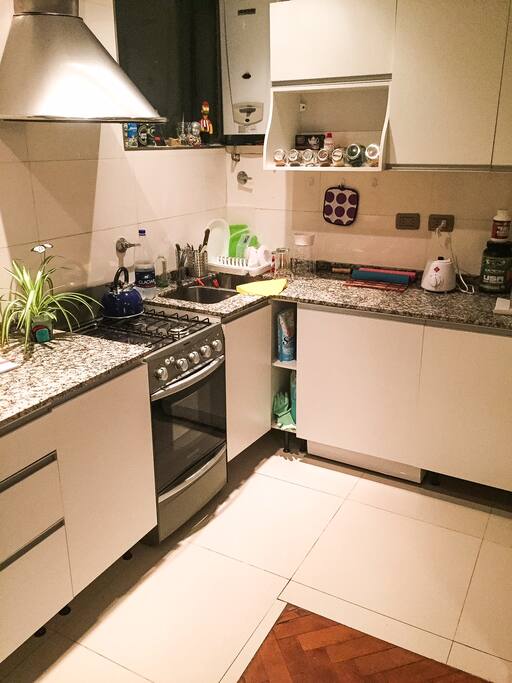 Complete Kitchen!
Even a Blender for your smoothies!
