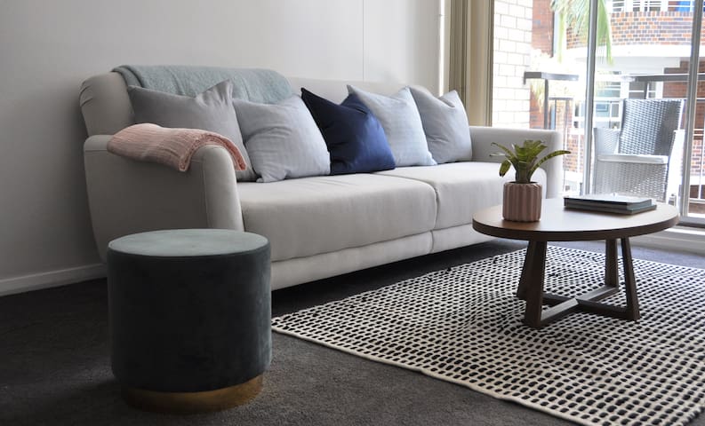 Summer Perfect, 2 Bed, Pool & A/C in Elizabeth Bay