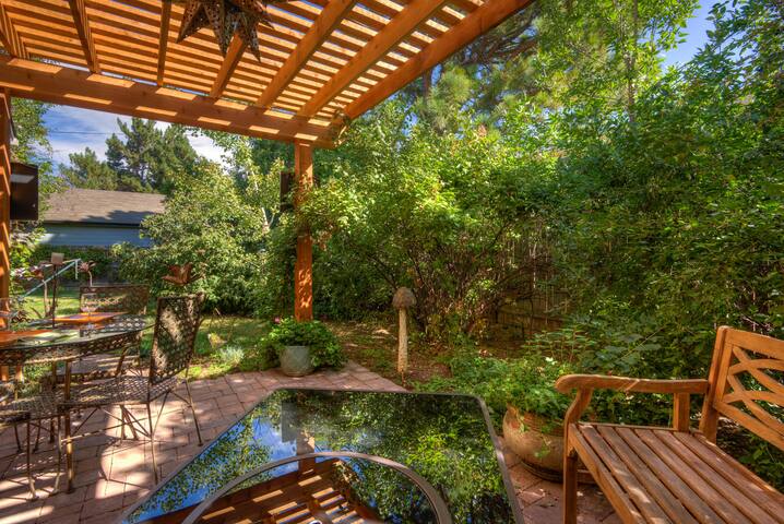 5 BIG bdrms/huge yard, quiet, central Denver oasis gallery image 5