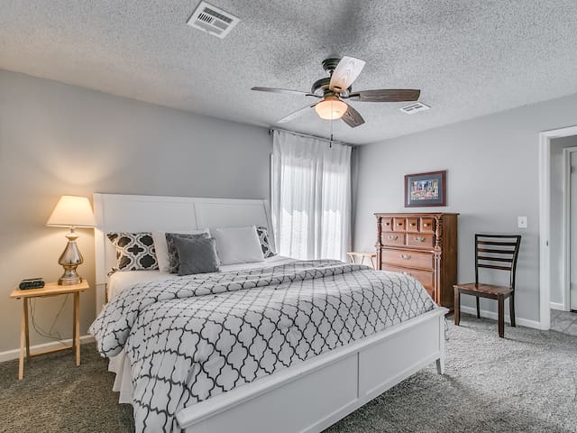 King Bed by Top Golf with 2 Bedrooms