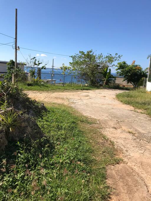 Es la entrada del lugar en el fondo está el mar.