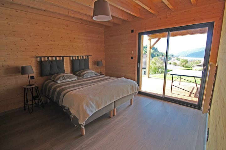 ห้องนอนพร้อมเตียงบาร์บีคิวโต๊ะทำงานและลานระเบียง