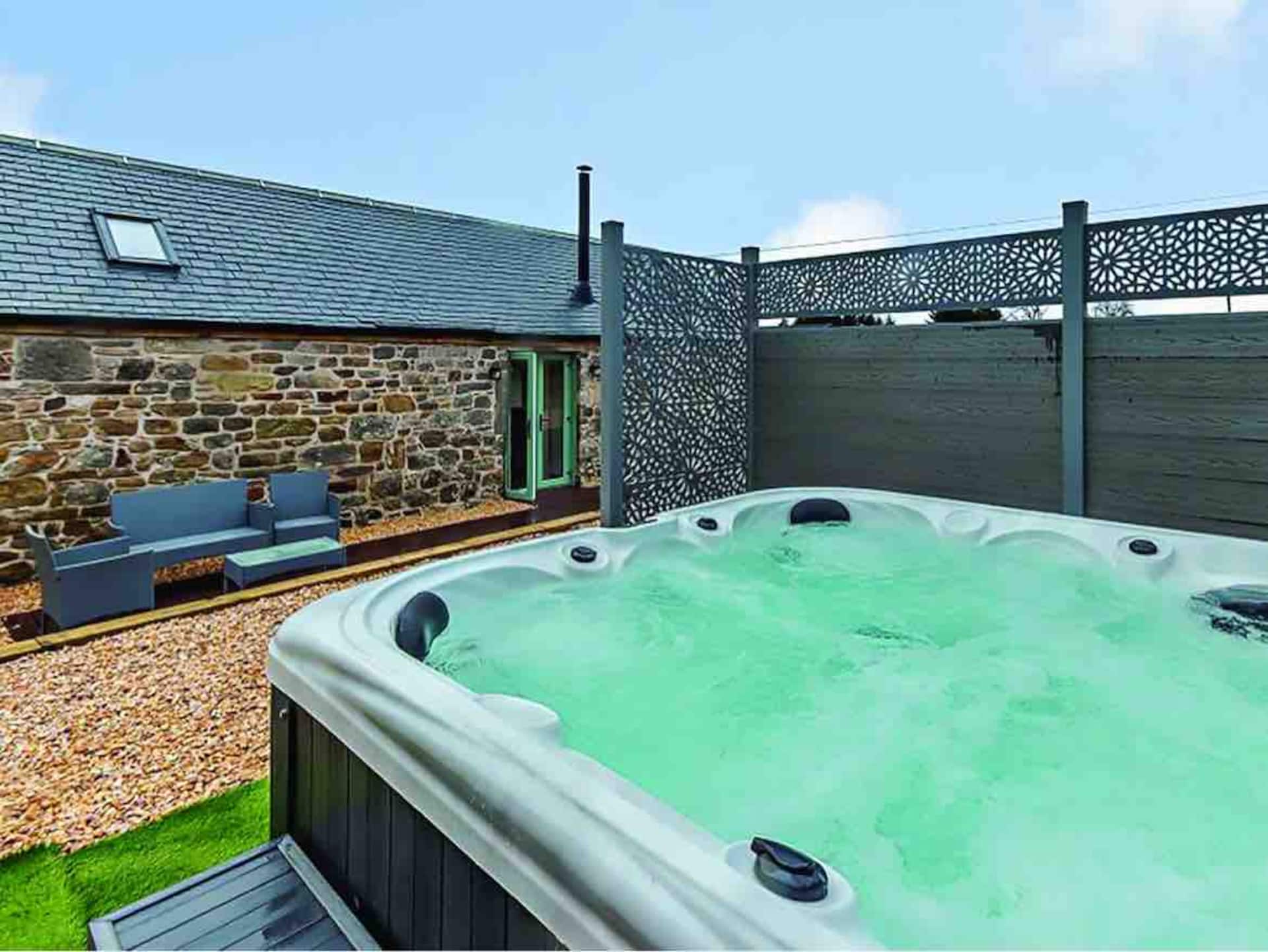 Distillers Cottage - cosy farm stay, hot tub & bbq
