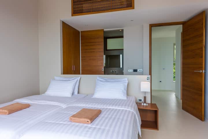 Second bedroom with full sea view, balcony access, twin bed, air conditioning, en suite bathroom 
