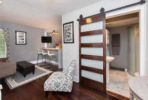 Heart of Fargo: 5-Star Private Flat 1 Bed/1 Bath