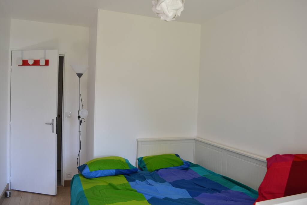 et avec le lit double, vue depuis le bureau