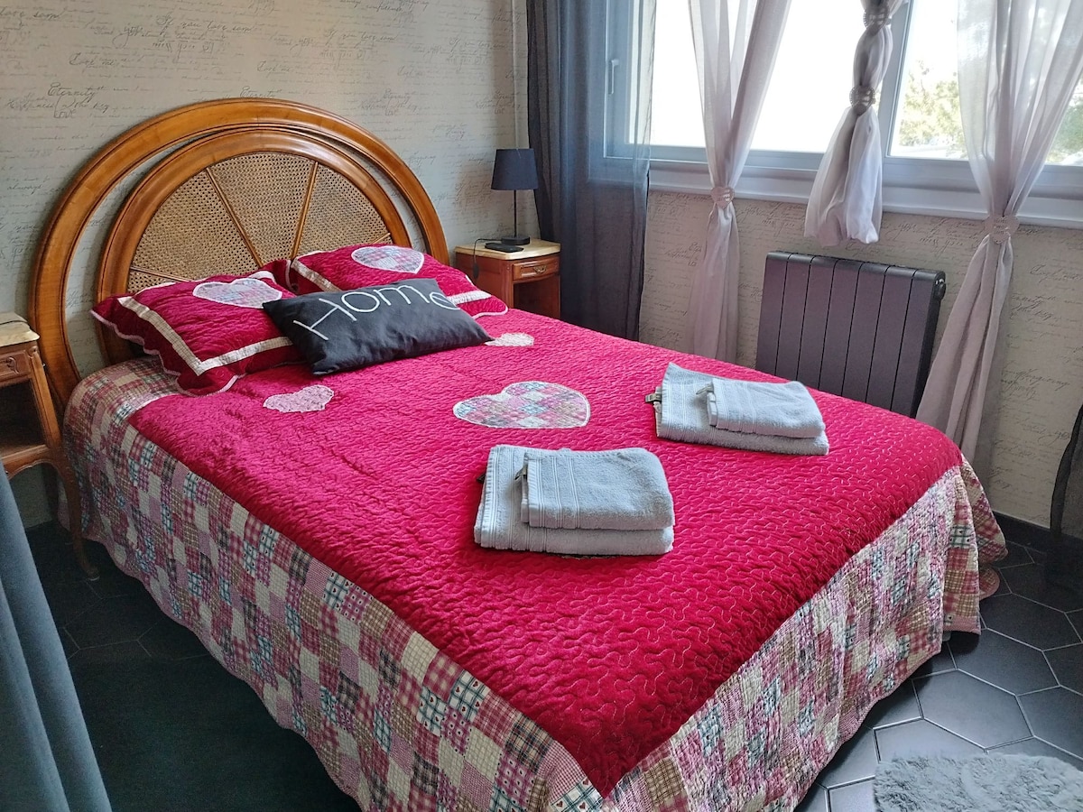 غرفة النوم، مع التلفزيون. 