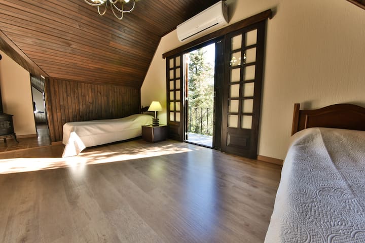 أسرّة فردية فوق الطابق العلوي