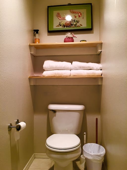 Private bath. Always fresh towels and clean.
