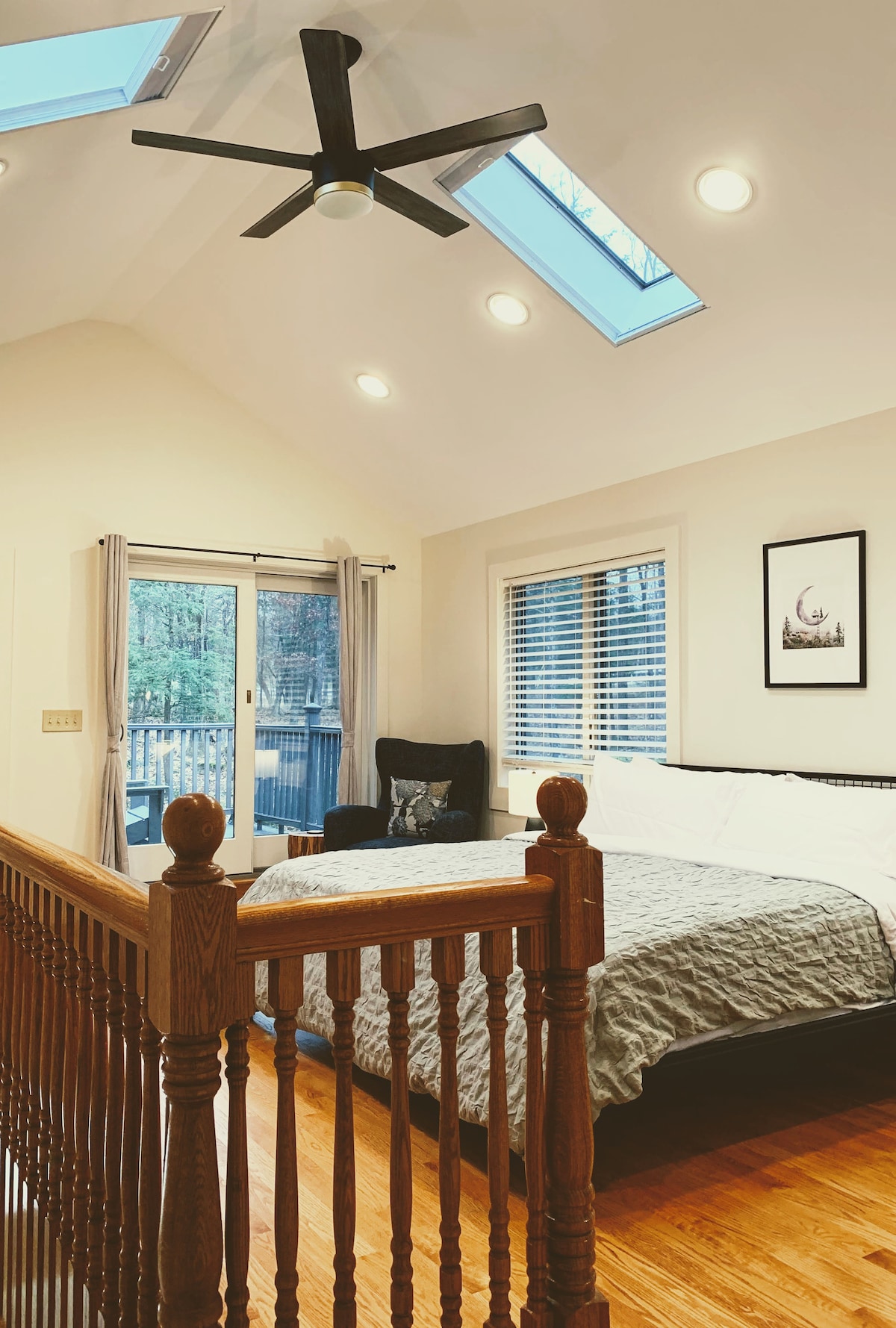 غرفة النوم 3 (" غرفة النوم الرئيسية في الطابق العلوي ") سقف مسطح ، منوران ، نوافذ على 3 جوانب ، سطح خاص ، وسرير كينج