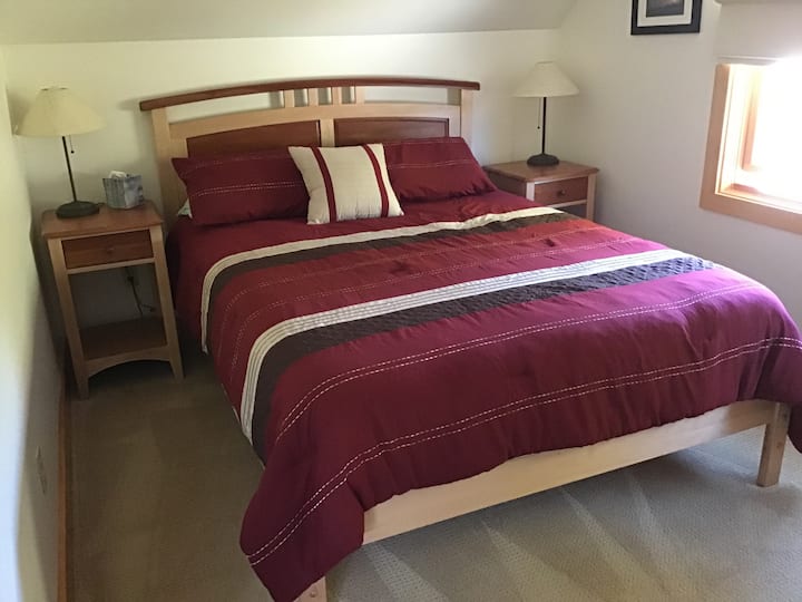 Another view of queen bed