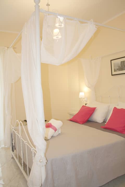 Annuncio Airbnb popolare: City life Pompeii- suite with balcony a Pompei