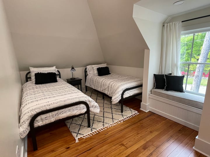 dormitorio con dos camas individuales en la planta superior