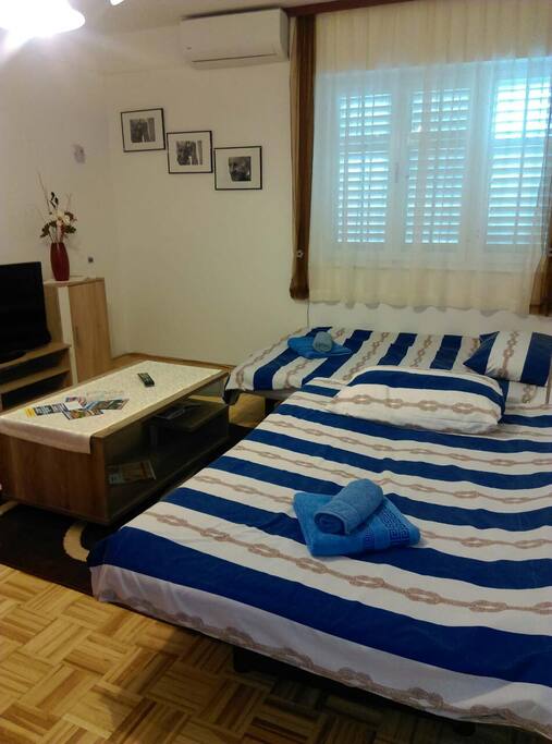 Living room with extra beds (pullout sofas)