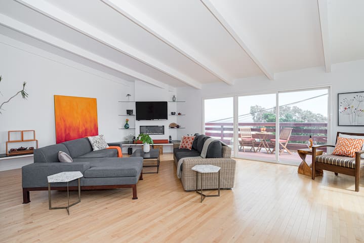 3 bedrooms on quiet top floor w/hot tub, views