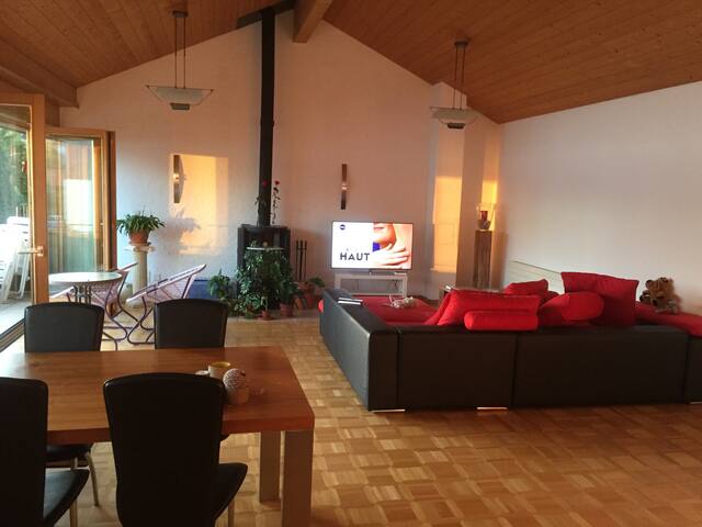 Guest rooms with lake view and cozy ambience