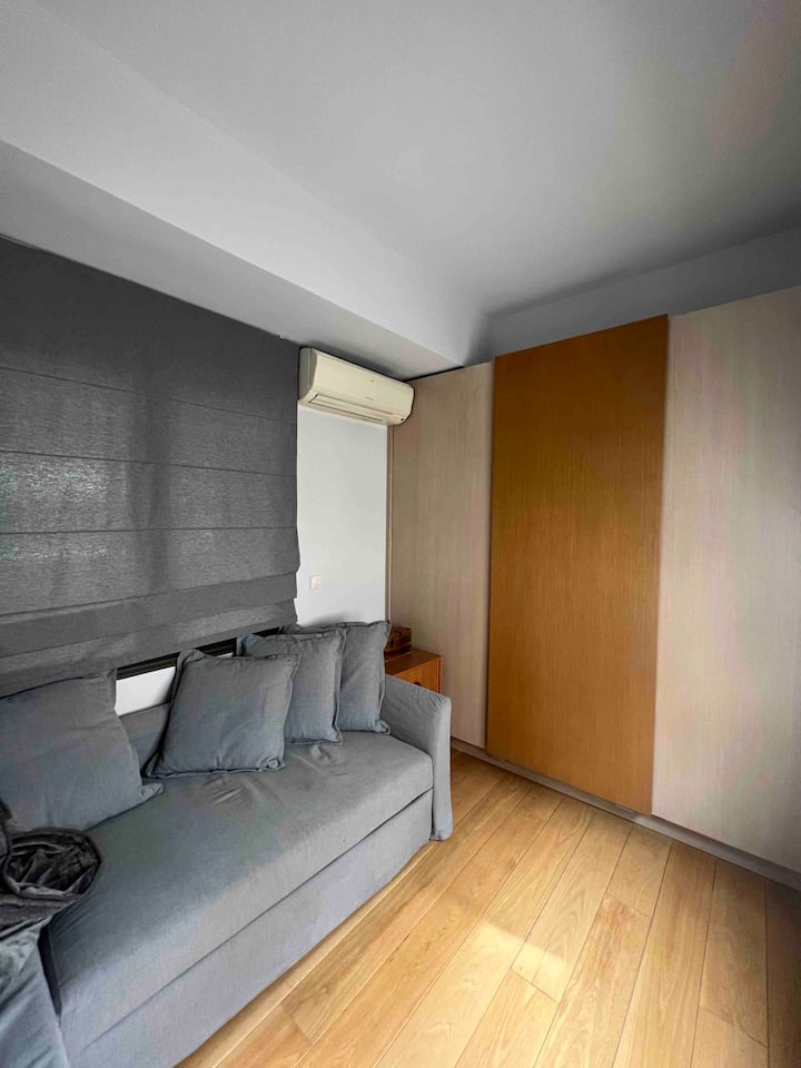 Დივანი, რომელიც კომფორტულად იძინებს ორ ზრდასრულს, როგორც კი გახსნით და საჭიროების შემთხვევაში 4 ბავშვს! Ჩვენ ეს ვცადეთ!