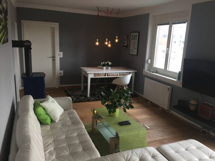 Gemütliches Wohnzimmer mit Kamin