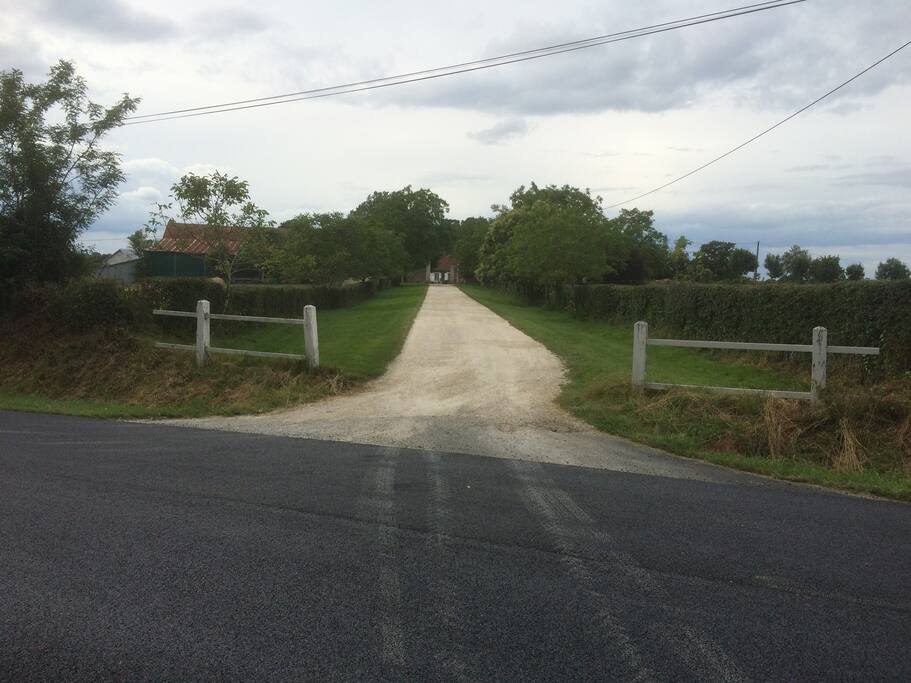accès au Gîte vue de la route D6 Route de Lureuil -Tournon Saint Martin