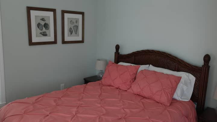 Ძირითადი დონის საძინებელი - Queen Bed - w/ TV