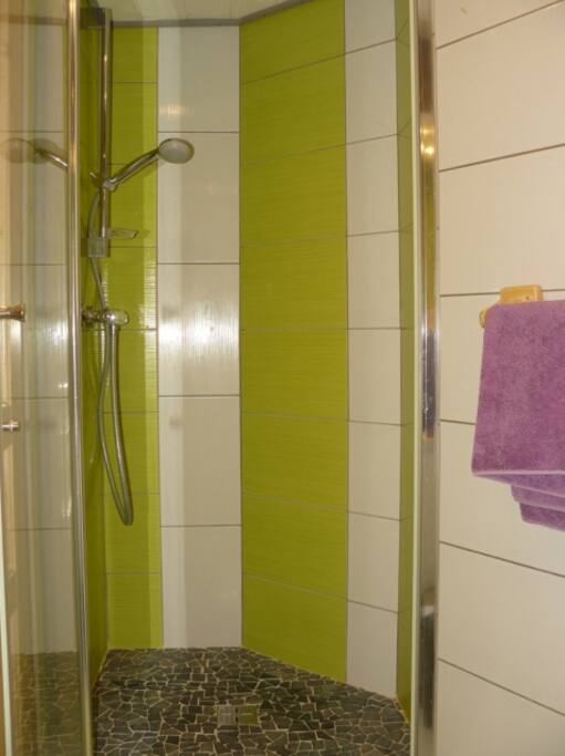 Salle de bain (douche italienne), vasque, toilettes, chauffage rapide, sèche-cheveux