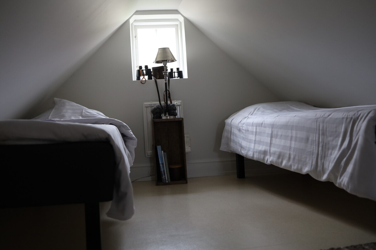 ห้องพักบนชั้น 3 มี 2 เตียงและไม่เหมาะกับเด็ก 

ห้องนอนชั้น 3 (ลอฟท์) มีสองเตียงและไม่เหมาะสำหรับเด็ก  