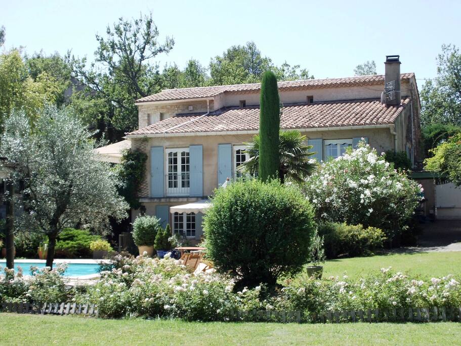 Vue du jardin et de la piscine