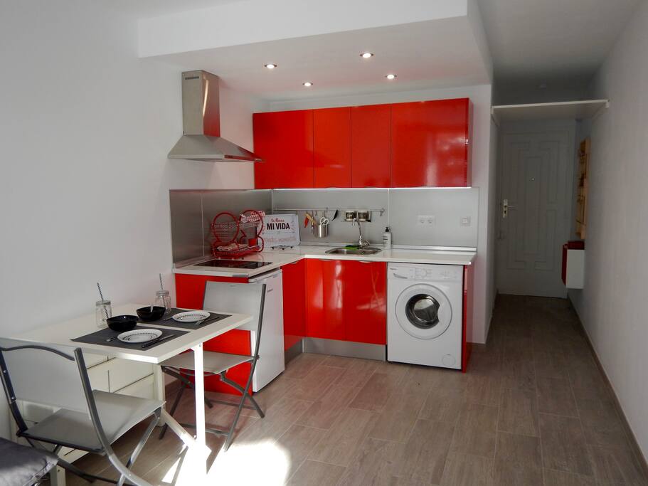 Salon, cuisine, table dépliée