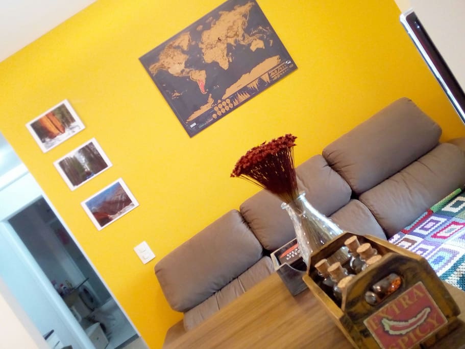 sala com mapa e foto de viagens que fizemos =)