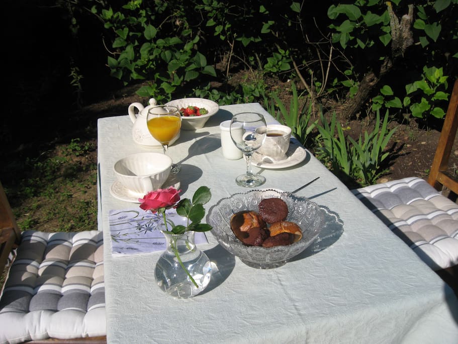 Petit déjeuner à côté de la roulotte