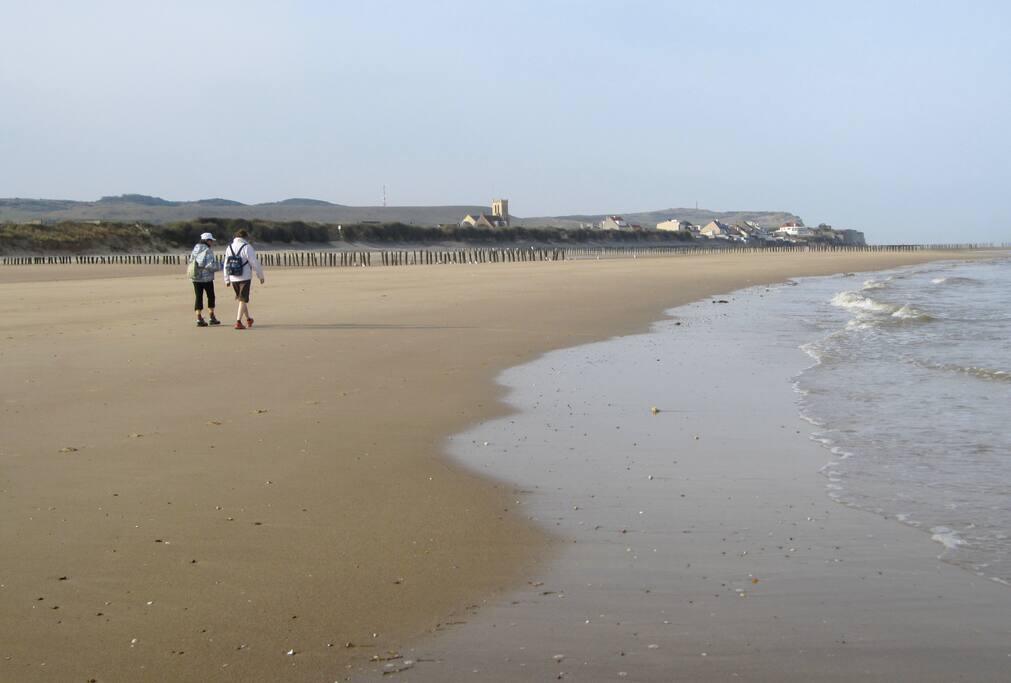 Au fond, le Cap Blanc-Nez