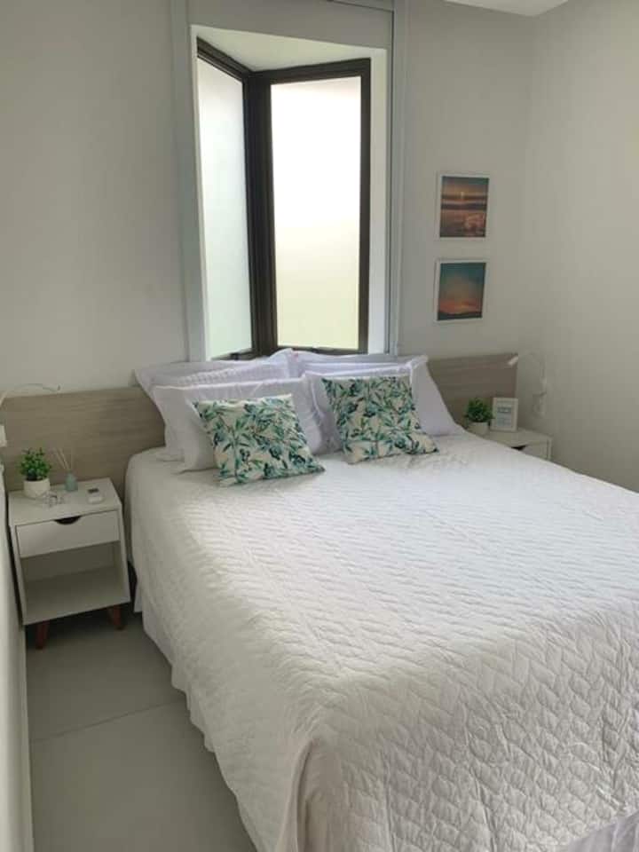 Suite 1 con cama tamaño queen y ventanas opacas.