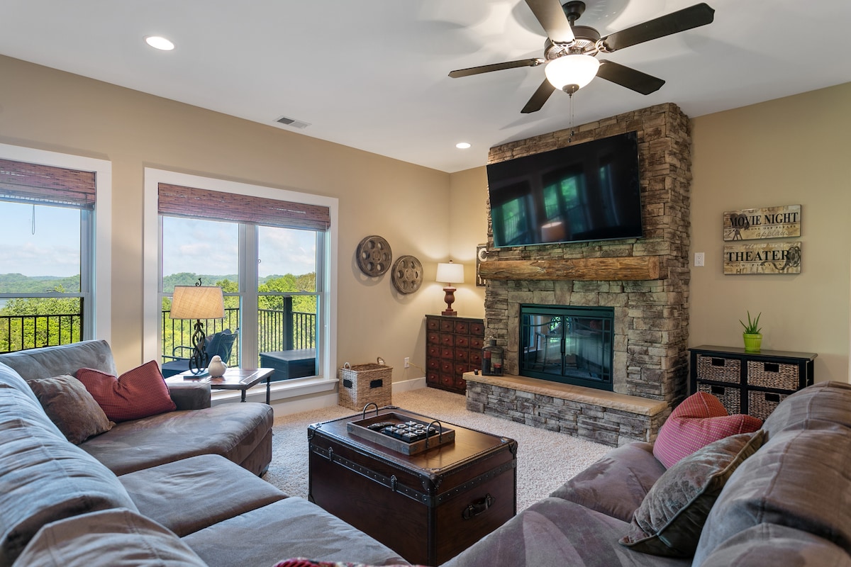 סלון גדול במפלס התחתון עם מרפסת ונוף