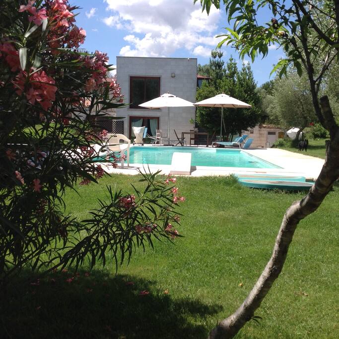 Giardino con piscina